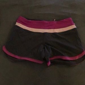 Lululemon Groovy Run Shorts. Dark grey / light purple